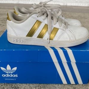 Kids white and gold adidas sneakers | size 12